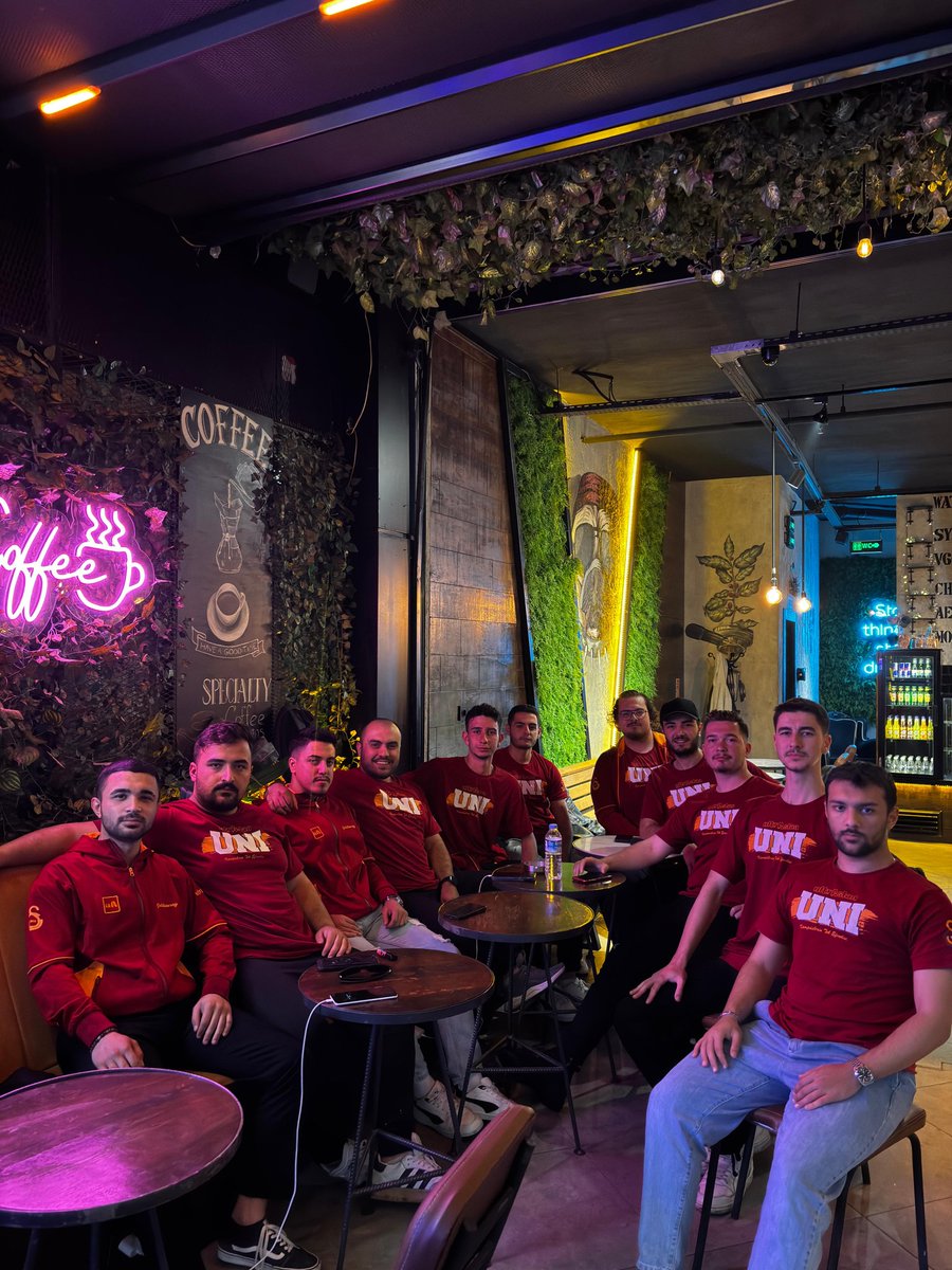 Kurulduğu günden beri tek gayesi, armanın yalnız kalmaması için şehir şehir armanın peşinden koşmak olan ultrAslan’ın bir parçası olmaktan gurur duyuyor; 25. şampiyonluğa adım adım ilerlerken, birlik ve beraberlik içinde olmanın şerefini üzerimizde taşıyoruz.

#ultrAslanUNI