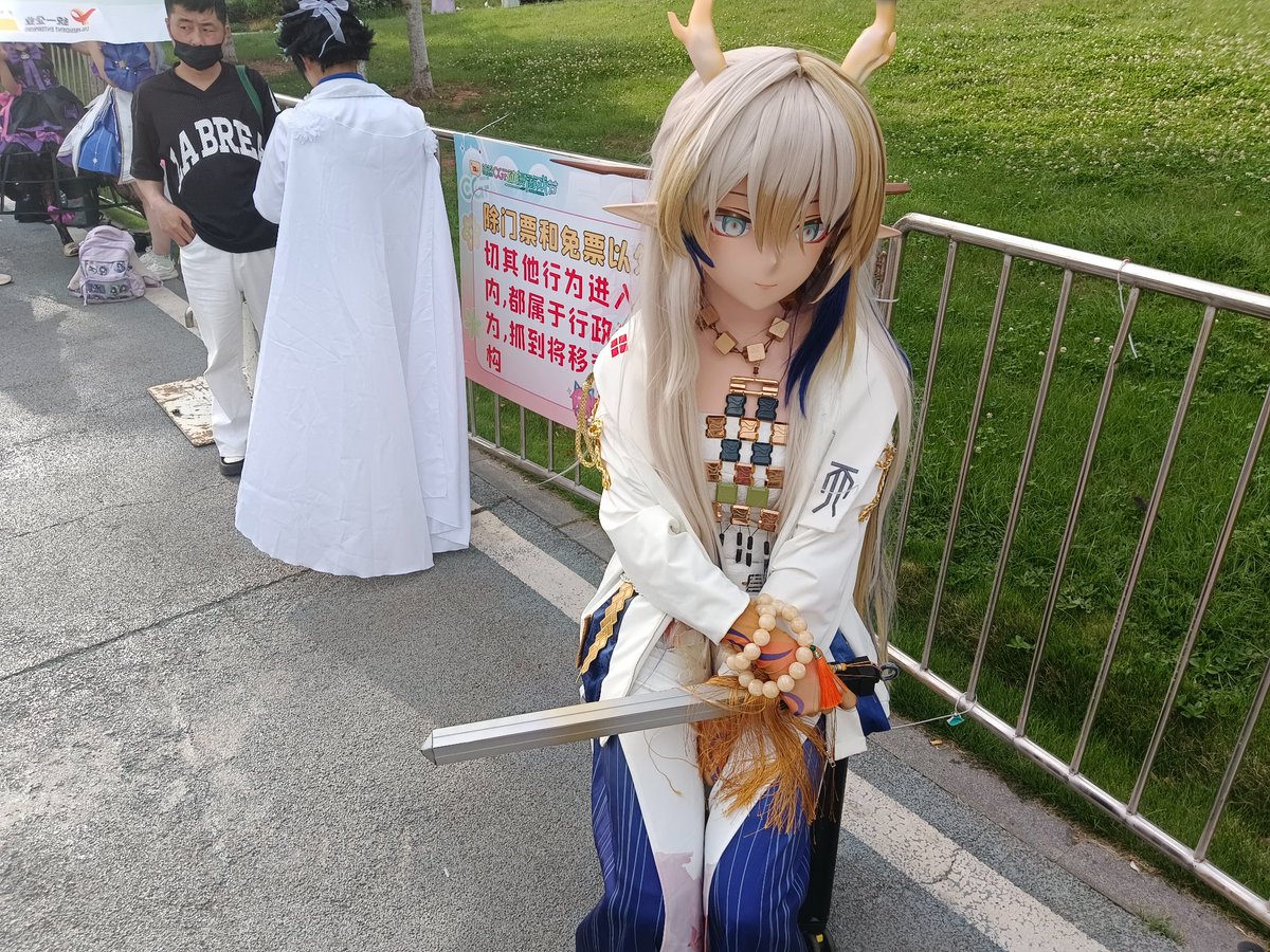 武汉CGF，35度高温已蒸发
感谢后勤 <a href="/stjaaakig/">局外人</a> 
#kigurumi #明日方舟 #黍
