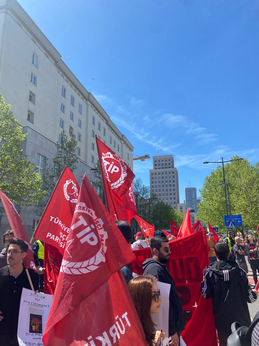 📢 DUYUYOR MUSUN SESİ?; 
SŁUCHAJ KIEDY ŚPIEWA LUD 
İşçi Sınıfının Uluslararası Birlik ve Dayanışma Günü olan 1 Mayıs’ta, Varşova’da Türkiye İşçi Partisi olarak alanlardaydık. Her alanda işçi sınıfının sesini yükseltmeye, toplumsal özgürlük şiarlarını haykırmaya devam ediyoruz.