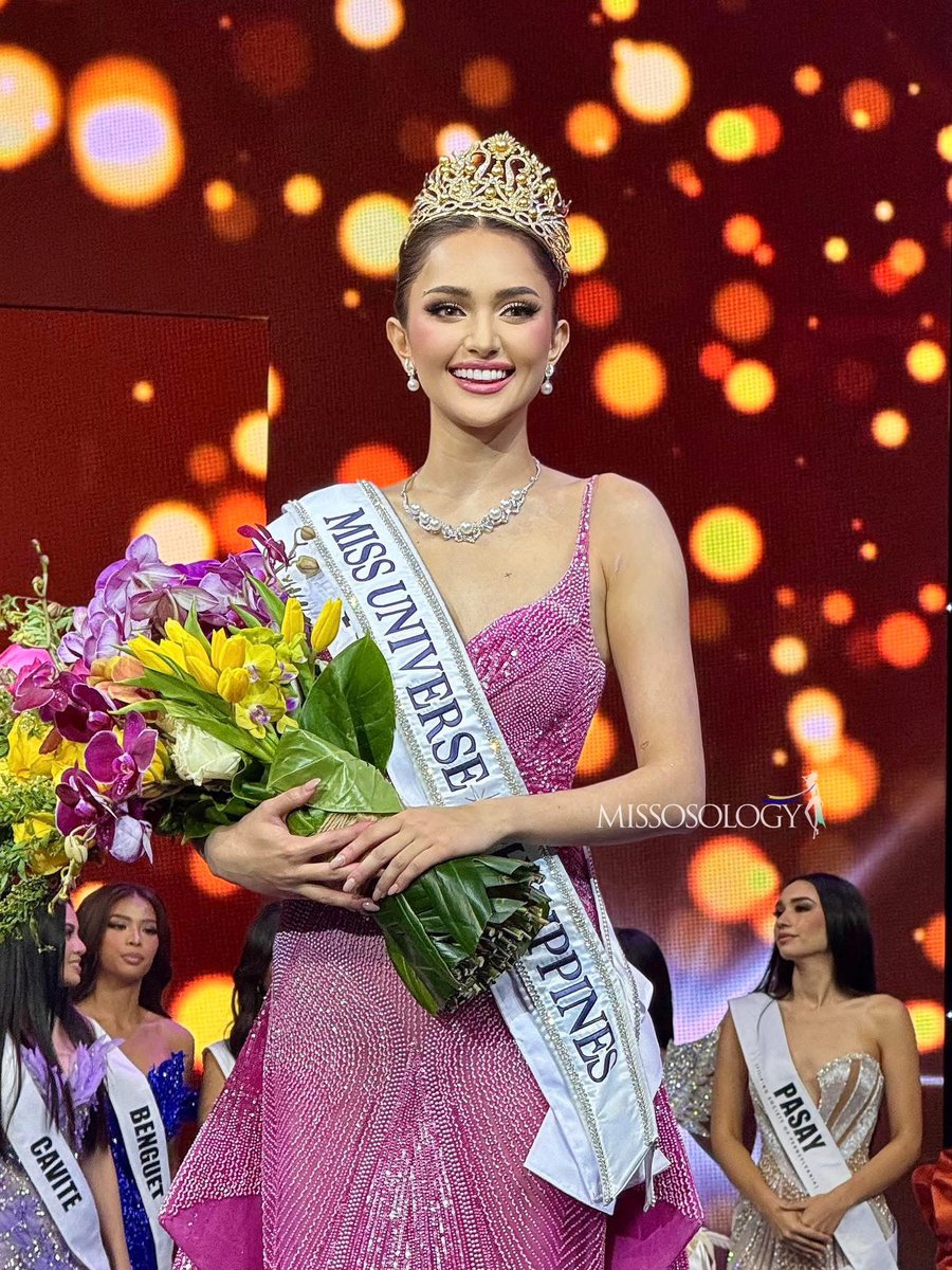 ur_hayme's tweet image. She’s truly a Miss Universe caliber. Her Q&amp;amp;A wasn’t weak or play-safe—it was heartfelt and rooted in her own experience. The way she turned her fall on stage into a powerful and genuine message was remarkable. Ahtisa is the kind of queen who’s relatable, authentic, and incredibly