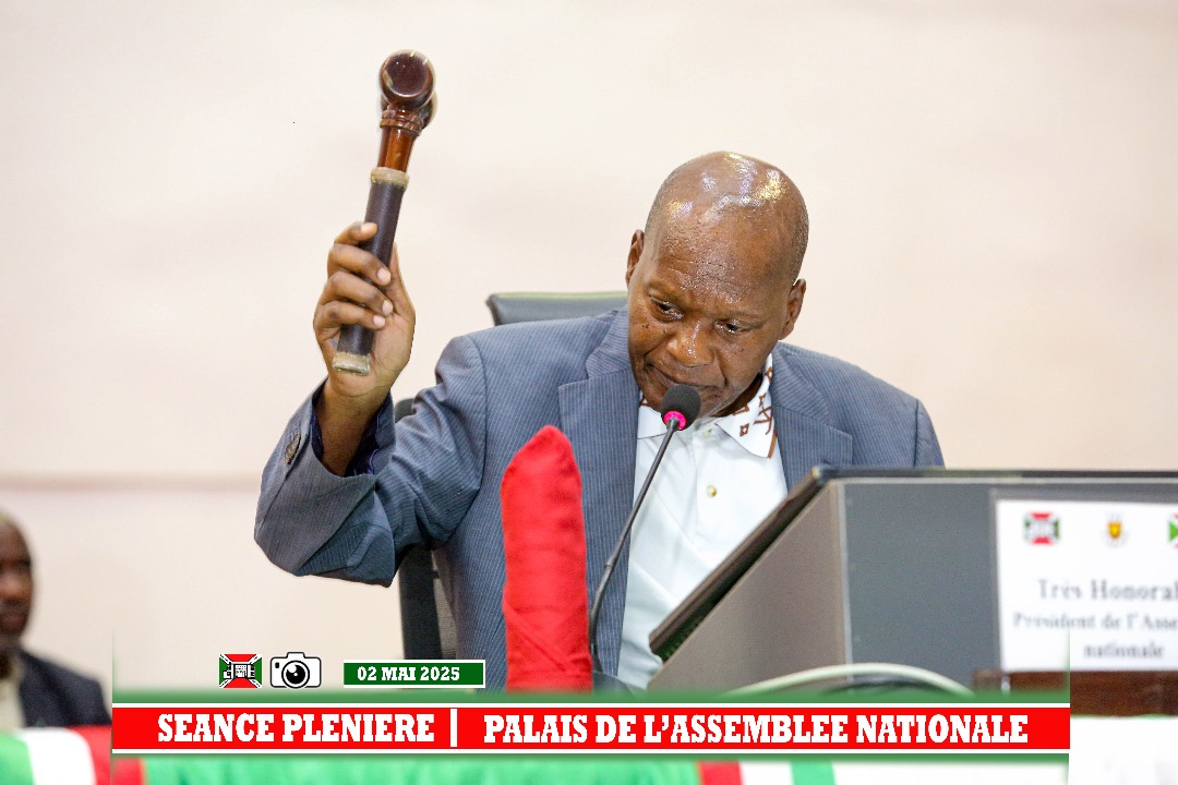 5/5 Le Très Honorable Gelase Daniel Ndabirabe, dans le même son de cloche que les autres représentants du peuple présents à la séance plénière du 2 mai 2025, recommande que des mesures draconiennes soient prises pour renflouer les caisses de l'État, en plus d'un civisme fiscal