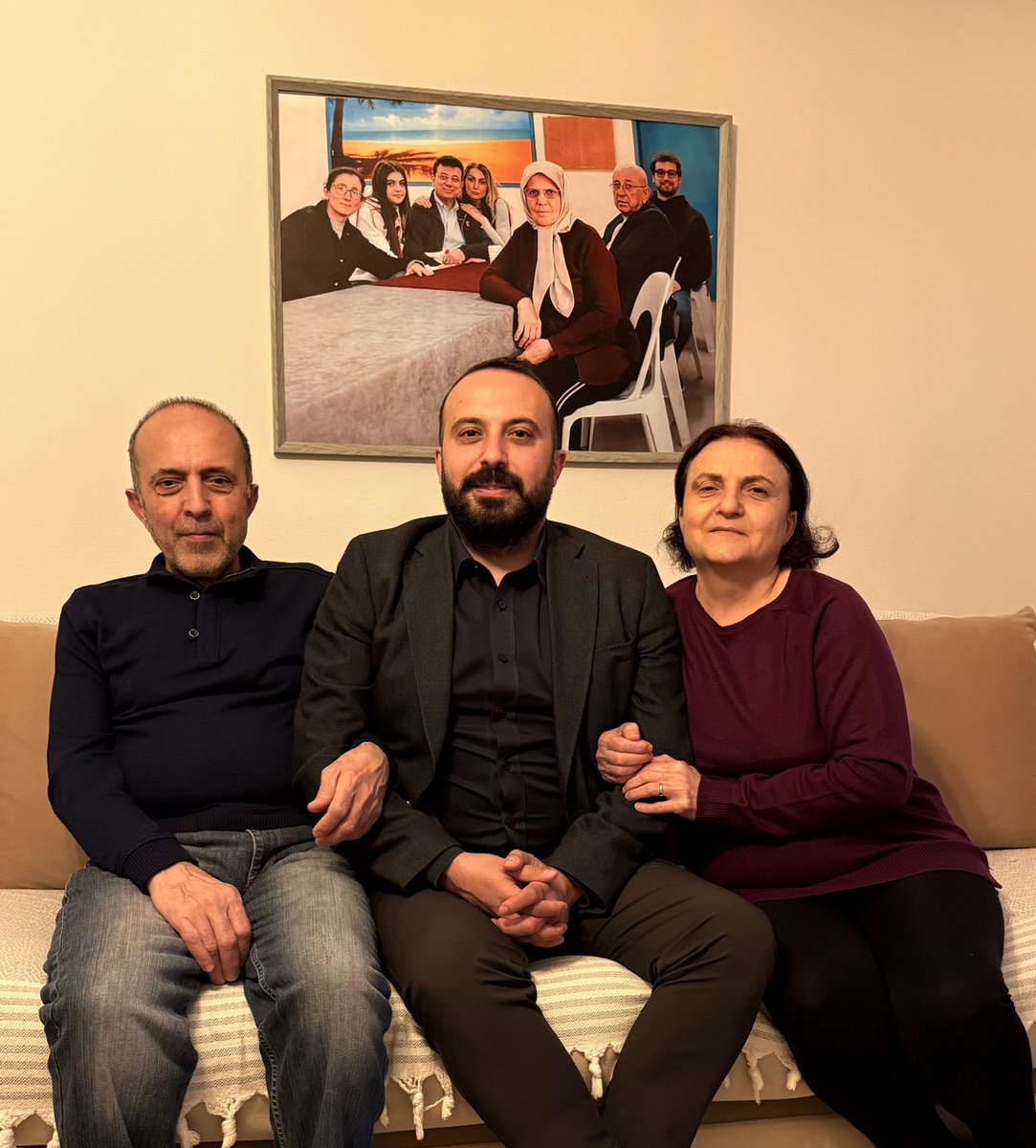 Biz büyük bir aileyiz. Ailemizin bir kısmı fiziken Silivri’de olsa bile gönüllerimizi birledik. Birbirimize sımsıkı sarılıyoruz. Annemle babamın kardeşi, benim ağabeyim, milyonların umudu Ekrem İmamoğlu hepimizin geleceği adına demokrasi ve adalet mücadelesi veriyor. O evimizin