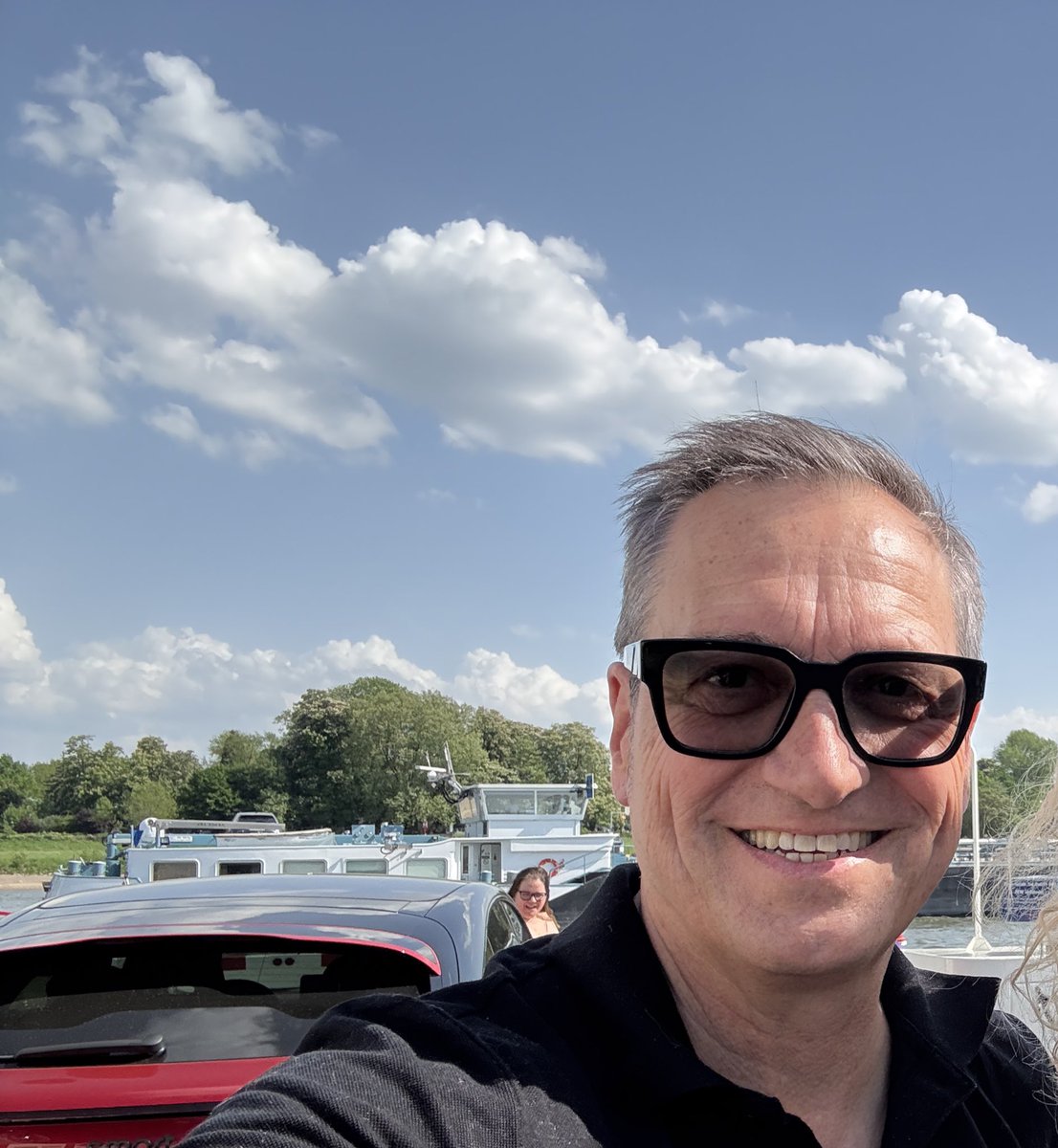 Bin aus der Papstgeschichte raus. Fahre gar nicht erst zum Konklave. Das Klima hier ist besser als in Rom, und ich trage bei dem Wetter ungern fußlange Kleider.