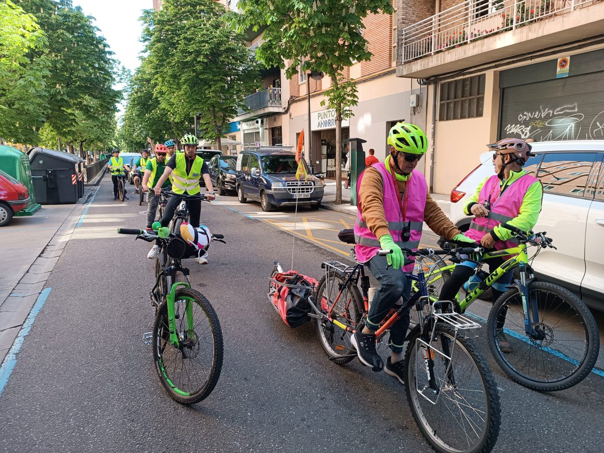De la mano de la Jefatura Provincial de Tráfico dgt y #acciónciclista hemos comprobado que la bici 🚴🏻‍♀️ es un fantástico medio urbano🏙️ para desplazarse, limpio, eficiente y que además contribuye a mejorar la condición física💪🏻 
Gracías por una jornada 🔝 recorriendo #Zamora!! 😍