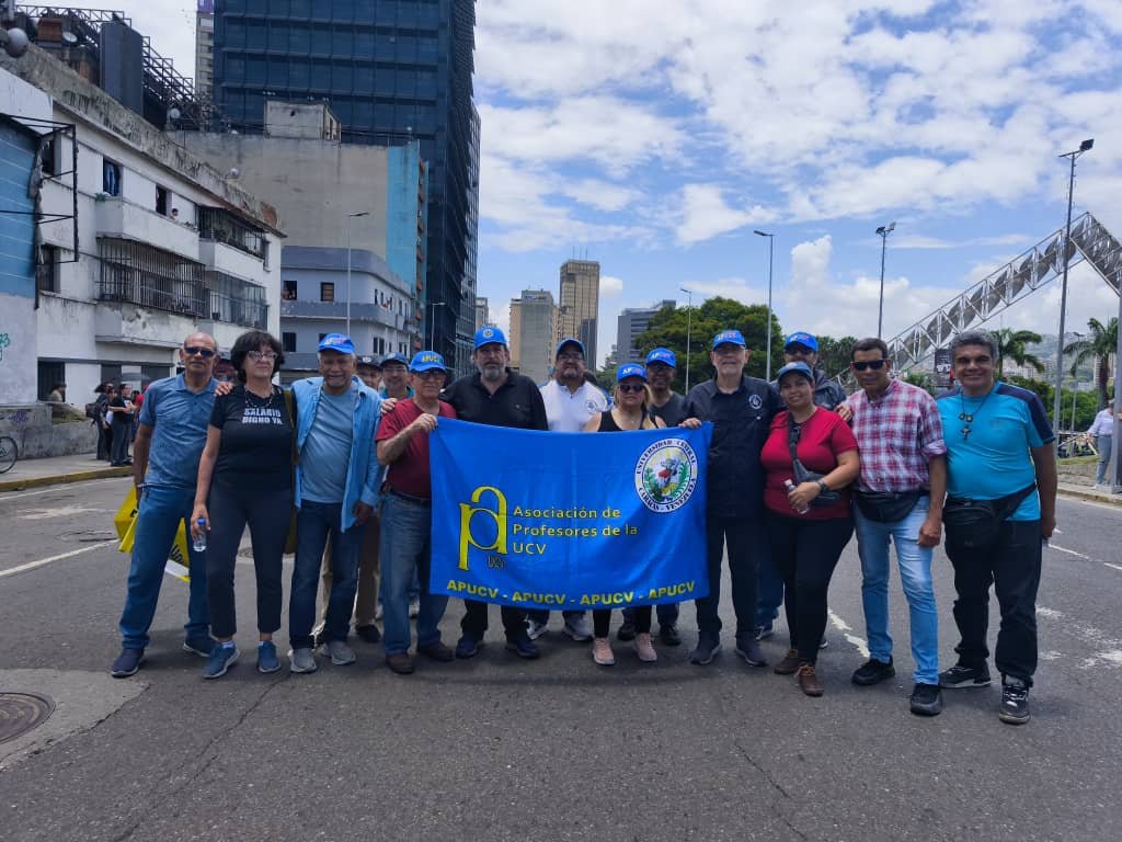FAPUV's tweet photo. #APROUPEL, #APUCV, #APUSB, #FAPUV presentes en la movilización en Caracas del 1º de mayo, DÍA DEL TRABAJADOR, donde los manifestantes rechazaron los anuncios oficiales de DESTRUCCIÓN DEL SALARIO, con el estancamiento del sueldo mínimo en 130 bolívares desde hace más de 3 años. https://t.co/3otKKiP2W7