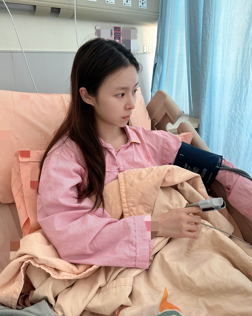 250502 · Elkie's IG post

นี่ค่อนข้างยาวหน่อยนะ แต่หวังว่าทุกคนจะอ่านจนจบ 🥺

ตอนเช้าเมื่อวานนี้ฉันตื่นขึ้นมาพร้อมกับอาการปวดหัวและรู้สึกเวียนหัวนิดหน่อย🌀

(1)

#Elkie #엘키 #莊錠欣 #CLC