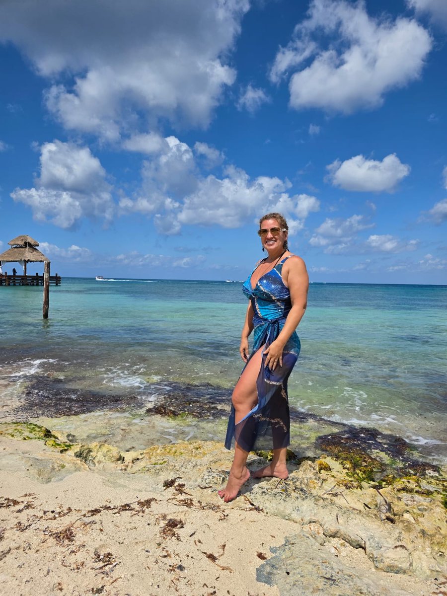Este traje de baño lo use en honor a mi Mamita, ella me dijo unos días antes de morir que ya no lo podría usar y que yo tendría que estrenar sus trajes de baño pues ya no pudimos hacer ese viaje a la playa qué tanto quería y estaba tan emocionada,  hasta el Cielo  un enorme