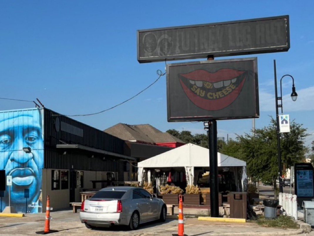 SaycheeseDGTL's tweet image. According to the FBI Houston’s most popular restaurant Turkey Leg Hut were selling marijauna using bags branded with the Turkey Leg Hut logo