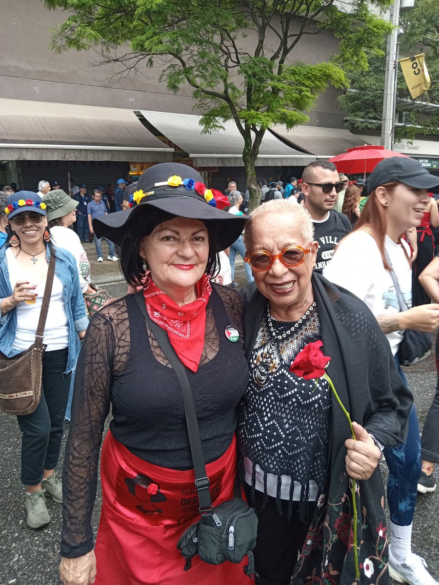 amparocastro61's tweet photo. Con mi queridisima maestra Teresita Gómez en la marcha por la vida y la dignidad.
#1DeMayo2025 #1DeMayo #1DeMayoALasCalles #SiALasReformasSociales #SiALaConsultaPopular #PrimeroPorLaConsulta #MariaCano @CartelesCommies https://t.co/s2AXHtVsPF