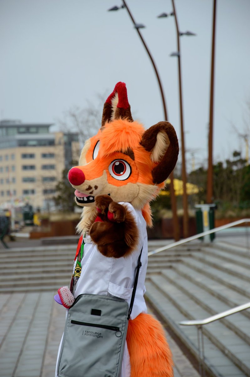 Dex has spotted a cutie… It’s you ;3
#FursuitFriday #NFC 
🪡&amp;📸 by <a href="/LorfyTheFox/">🐾 Lorfy 🐾</a>