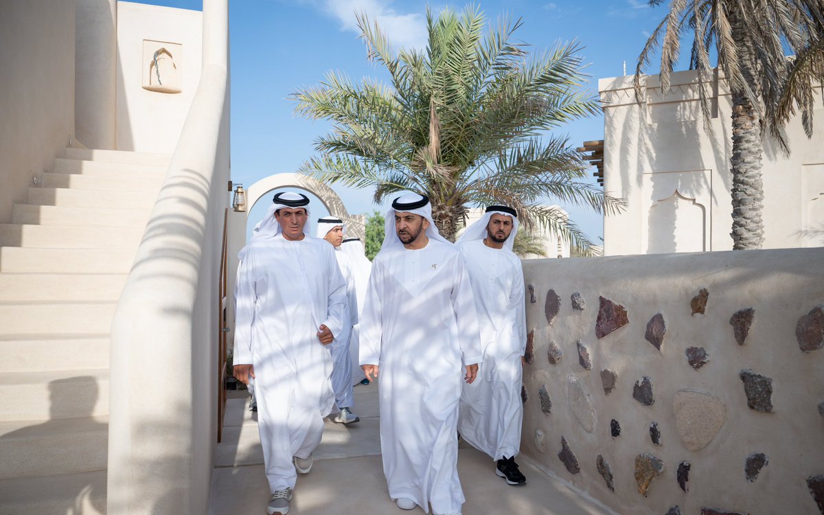 في إطار زيارتنا إلى جزيرة دلما، أجرينا جولة ميدانية، دشنّا خلالها عبارتين جديدتين باسم "دلما" و"الظنة"، واطلعنا على مشاريع تنموية وخدمية تسهم في تطوير منطقة الظفرة وتوفير مقومات الحياة الكريمة لأهلها وزوارها، والتقينا بأبناء جزيرة دلما، واستمعنا إلى آرائهم وملاحظاتهم، وناقشنا سبل