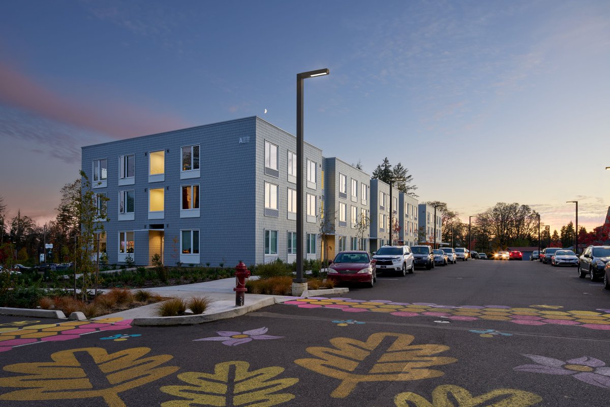 LuminisLighting's tweet image. NEW PROJECT: BROADLEAF ARBOR Bellevue BVA32 powerfully and uniformly illuminate the main entrance of the community, with no light spillage to the adjacent seniors' building. 

Learn more about this story: 
luminis.com/inspiration/pr…

 #exteriorlighting #streetlighting #luminis