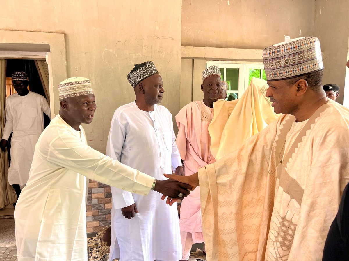 CAS_AMSadique's tweet image. ~GAISUWAR TA’AZIYYA…….📸
Na kai ziyara ta gaisuwar ta’aziyya ga ‘yan uwa da iyalan marigayi Alhaji Sa’idu Kiro Ningi a gidansa da ke unguwar GRA, cikin garin Bauchi.
ALLAH Ubangiji Ya jikan sa, Ya gafarta masa, Ya sanya Aljannah Firdausi ce makomarsa. Ameen….🙏🏾