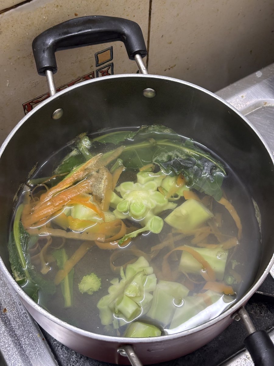 whereismyrasam's tweet image. Chat always turn your vegetable scraps into stock 
#kitchentips101