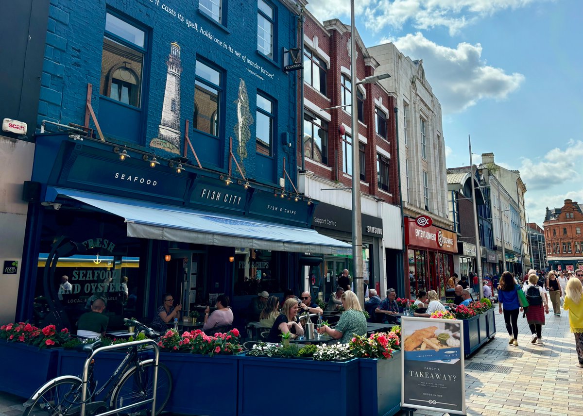 Looking for a great place for sunny outdoor dining in Belfast this bank holiday weekend? 🌞 Join us for a sun-soaked #alfresco lunch or dinner on our Terrace surrounded by spring flowers 🌸 &amp; enjoy award-winning fish &amp; chips and local, sustainable seafood and oysters 🦪✨