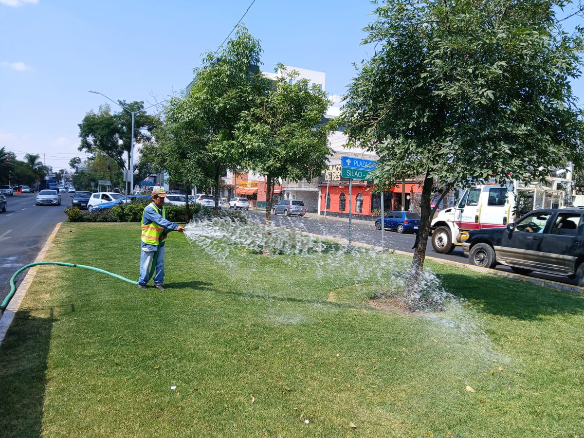 💦🌳 Así mantenemos en buen estado las áreas verdes de nuestro municipio. ¡#ÉchanosLaMano! 

Cuidemos y respetemos estos espacios que son de todas y todos.