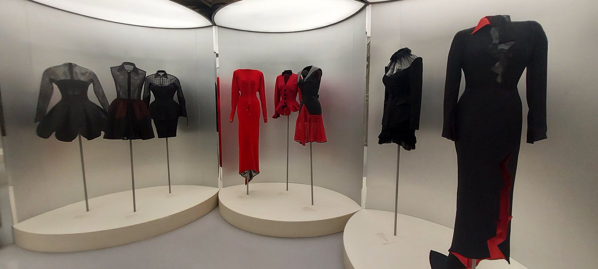 liligrogu64's tweet photo. Exposition a la fondation Alaïa pour un dialogue entre les créateurs Alaïa et Mugler. Sublime. Toujours un privilège de voir des modèles haut couture de si près.  Incroyable les détails.  #modeparis #mugler #fondationalaia https://t.co/a4Cl5Kh0l3