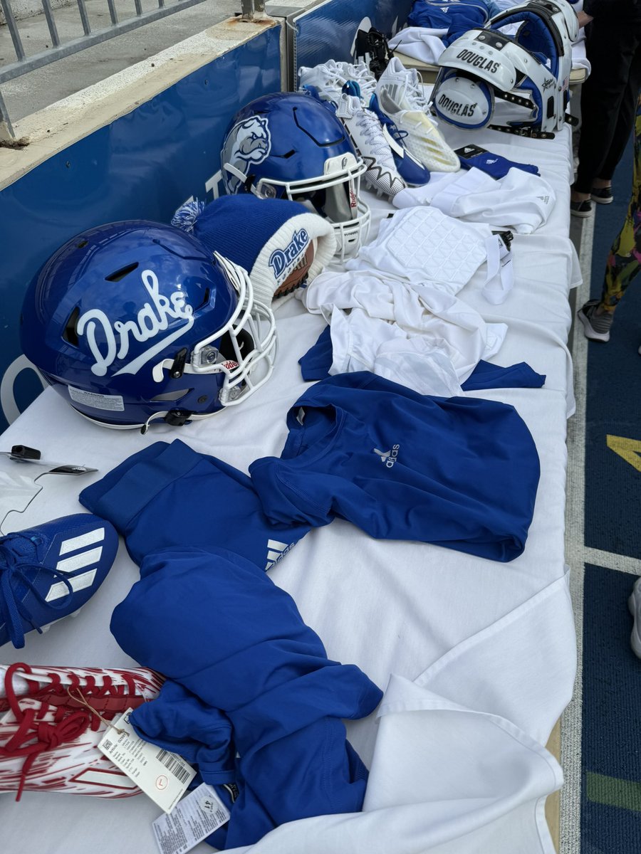 Ian Burris (@ianbur7) on Twitter photo I had an amazing time at <a href="/DrakeBulldogsFB/">Drake Football</a> thank you <a href="/Coach_VasquezAJ/">A.J. Vasquez</a> <a href="/AdamCox38/">Adam Cox</a> for inviting me out!
<a href="/IgnatiusFB/">Saint Ignatius Football</a> <a href="/CoachMmiller15/">Matt Miller</a> <a href="/EDGYTIM/">Timothy “EDGYTIM” OHalloran</a> <a href="/PrepRedzoneIL/">Prep Redzone Illinois</a> <a href="/bench424nmore/">Mark Gibson</a> <a href="/CoachJoeWoodley/">Coach Joe Woodley</a> I had an amazing time at <a href="/DrakeBulldogsFB/">Drake Football</a> thank you <a href="/Coach_VasquezAJ/">A.J. Vasquez</a> <a href="/AdamCox38/">Adam Cox</a> for inviting me out!
<a href="/IgnatiusFB/">Saint Ignatius Football</a> <a href="/CoachMmiller15/">Matt Miller</a> <a href="/EDGYTIM/">Timothy “EDGYTIM” OHalloran</a> <a href="/PrepRedzoneIL/">Prep Redzone Illinois</a> <a href="/bench424nmore/">Mark Gibson</a> <a href="/CoachJoeWoodley/">Coach Joe Woodley</a>