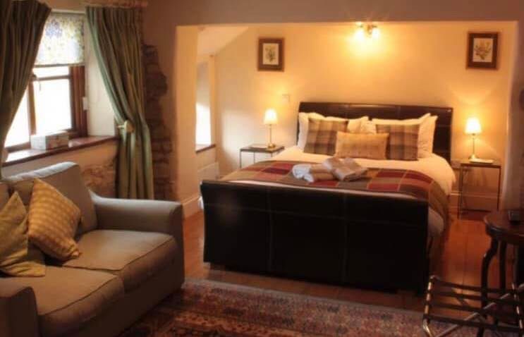 TheBBDirectory's tweet photo. Escape to the heart of the Somerset countryside with a stay at The Farmers Arms in West Hatch, near Taunton!
https://t.co/x3Kb6UHoZ2
@FarmersArmsWH #Somerset #Countryside #Escape #Taunton #RollTopBath #FamilyFriendly #Getaway #HeartyCuisine #Explore #PetFriendly #BAndB #Holiday https://t.co/3aNsTSTi6o