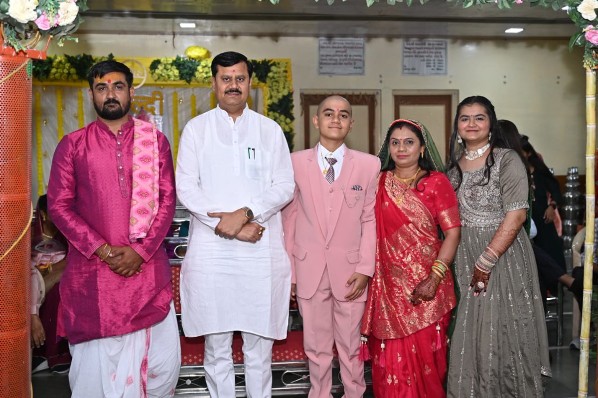 JagdishMakwana_'s tweet image. વઢવાણ ઔદિચ્ય બ્રહ્મ સમાજની વાડી ખાતે મહેતા પરિવારના આચાર્ય એવા શાસ્ત્રી શ્રી આશિષભાઈ બળવંતરાય મહેતાના સુપુત્ર ચિરંજીવી હર્ષિલની યજ્ઞોપવિત વિધિમાં ઉપસ્થિત રહી, બટુકને હૃદયપૂર્વકની શુભેચ્છાઓ પાઠવી.