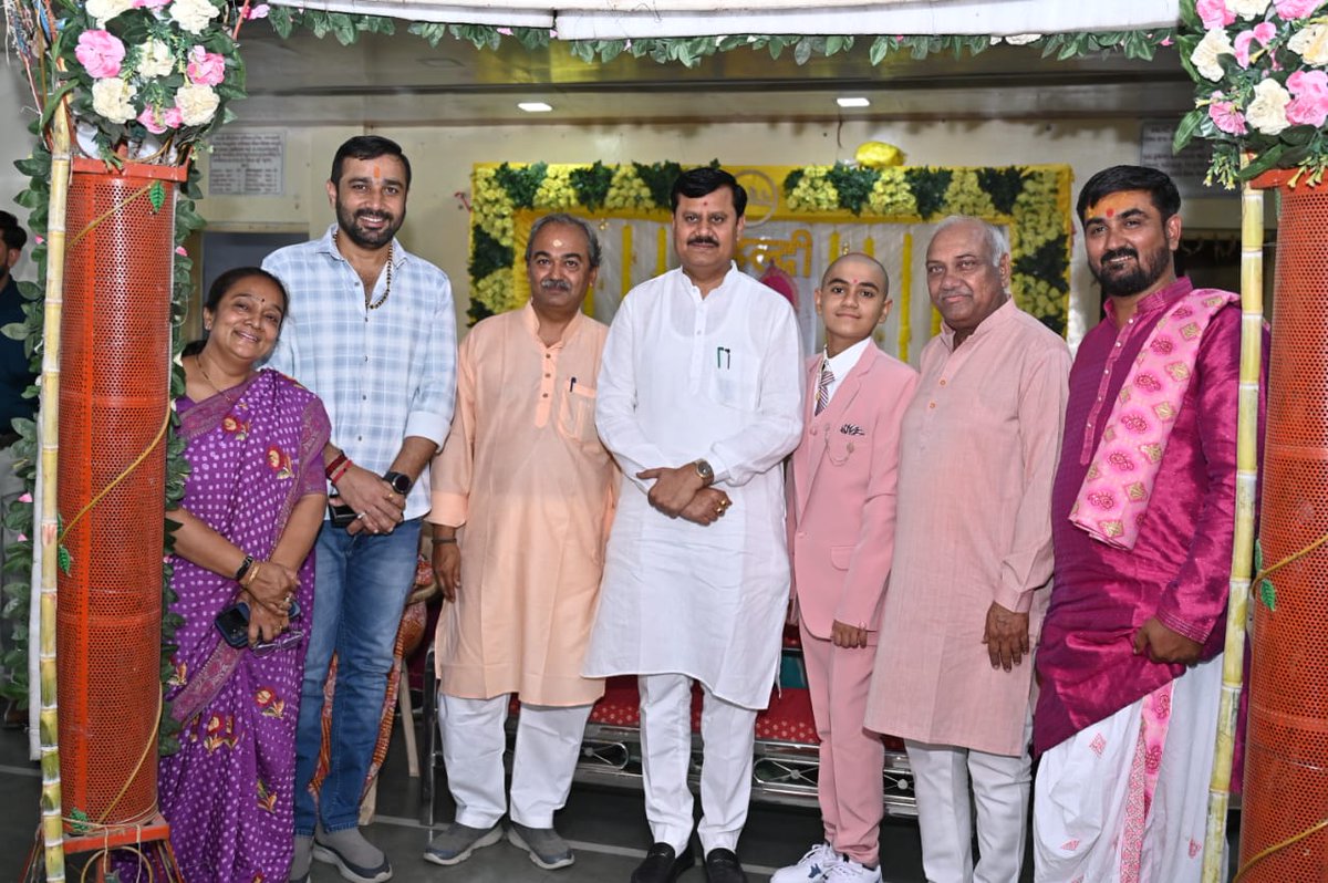 JagdishMakwana_'s tweet image. વઢવાણ ઔદિચ્ય બ્રહ્મ સમાજની વાડી ખાતે મહેતા પરિવારના આચાર્ય એવા શાસ્ત્રી શ્રી આશિષભાઈ બળવંતરાય મહેતાના સુપુત્ર ચિરંજીવી હર્ષિલની યજ્ઞોપવિત વિધિમાં ઉપસ્થિત રહી, બટુકને હૃદયપૂર્વકની શુભેચ્છાઓ પાઠવી.