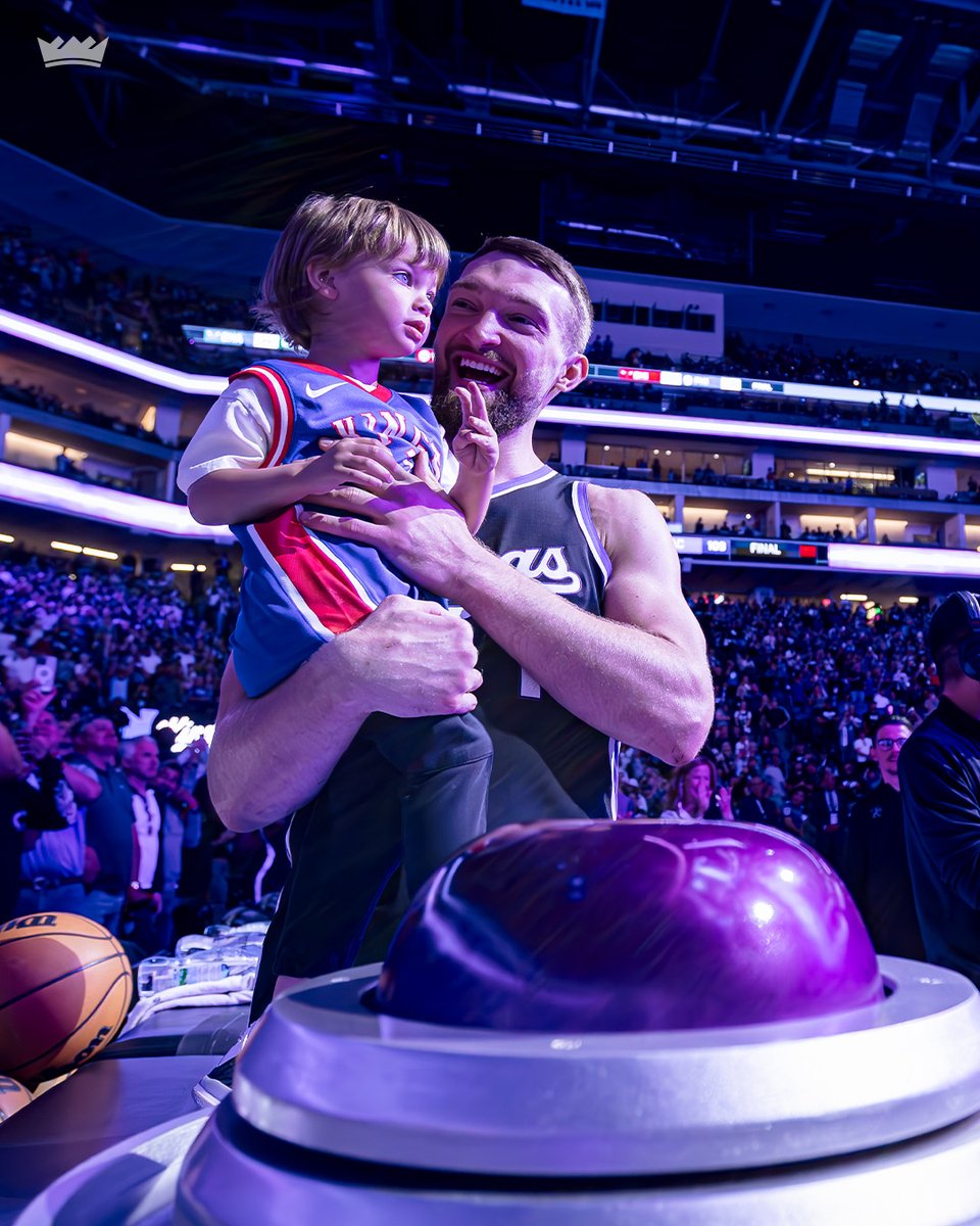 SacramentoKings's tweet image. drop a 💪 to wish Domantas Sabonis a Happy Birthday! 🥳 🎂