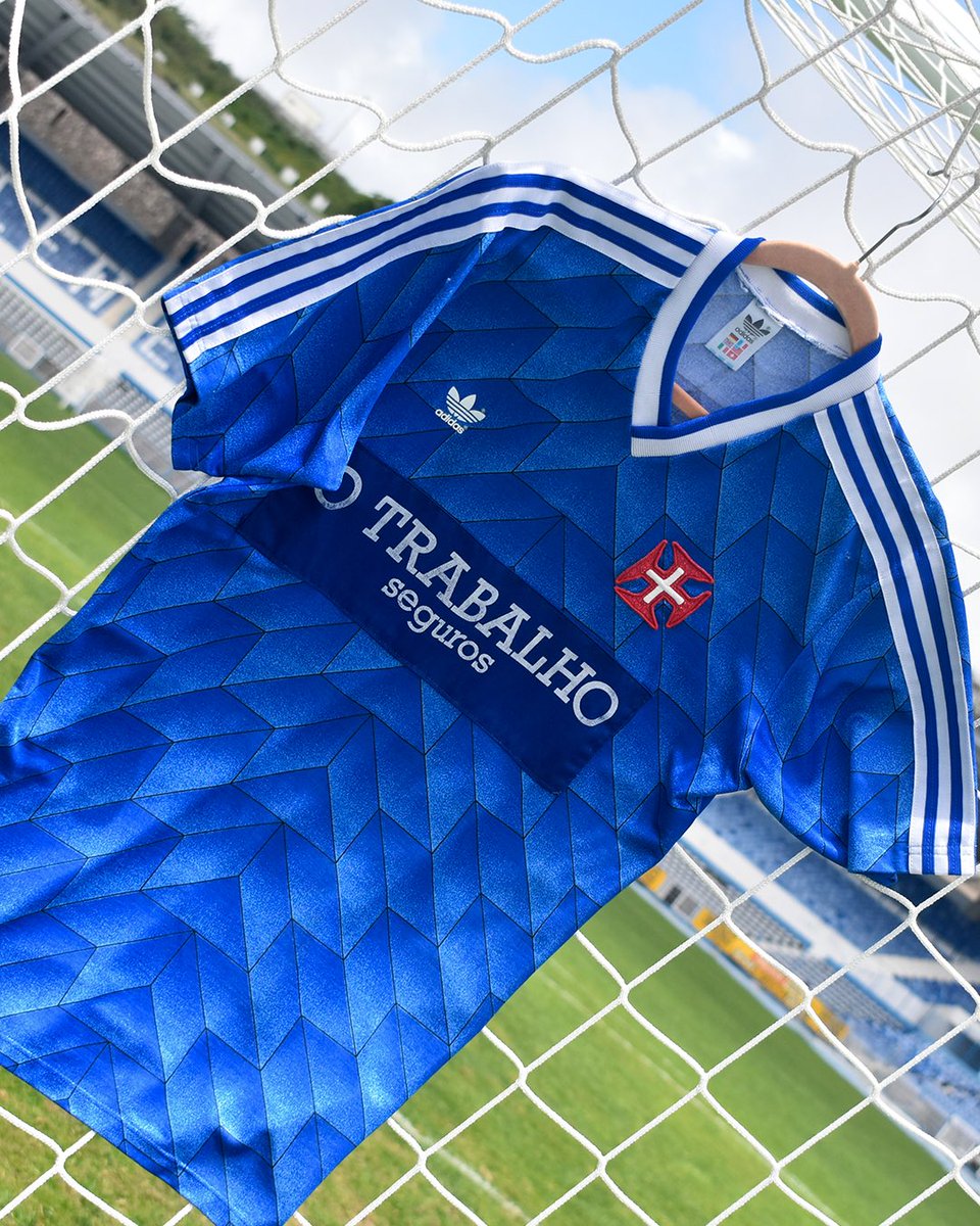 _daniel_84_'s tweet photo. @CFosBelenenses façam acontecer e façam a produção desta camisola! A mais linda na história do nosso Belenenses https://t.co/uUDBz6H9pC