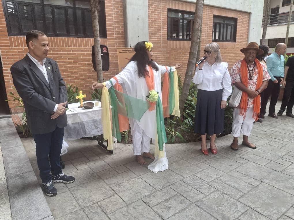 Jessy Divo De Romero (@jessydivo) on Twitter photo Hoy nuestro Decano <a href="/davidrutman/">David Rutman</a> nos regaló una mañana de historia y tradición.Estudiantes, profesores, trabajadores y vecinos de Naguanagua,pudimos disfrutar y acompañar esta alegre actividad cultural. Orgullo ucista. Hoy nuestro Decano <a href="/davidrutman/">David Rutman</a> nos regaló una mañana de historia y tradición.Estudiantes, profesores, trabajadores y vecinos de Naguanagua,pudimos disfrutar y acompañar esta alegre actividad cultural. Orgullo ucista.