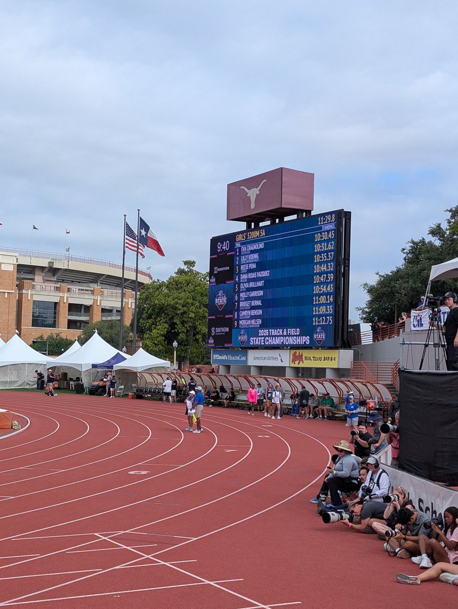 A huge PR and 🥈 for Lilly Koenig at <a href="/uiltexas/">Texas UIL</a> 5A State Championships in the 3200. Coming from a 400-800 background, she asked to try the 3200 this season and ran it for the first time on March 1st. So much poise and tactical ability. 5:21 on her first 1600 and closed with 5:09
