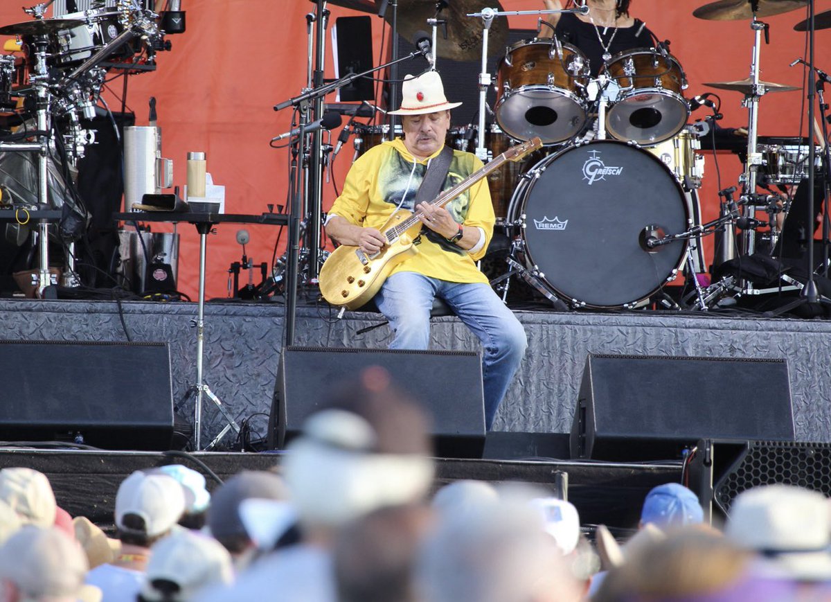 #Santana closes out the opening day of weekend #2 at the 2025 <a href="/jazzfest/">New Orleans JazzFest</a> 🎺😎‼️

More photos on <a href="/SWOMP_CA/">SWOMP</a>, here: swomp.ca/2025/05/02/san…