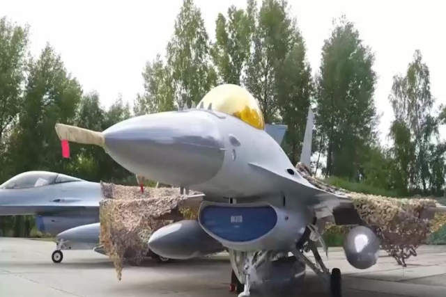 dailydefense6's tweet photo. U.S. Delivers Decommissioned F-16 Fuselages to Ukraine For Parts Cannibalizing
https://t.co/L9VKM3MLkP
#Ukraine #F16 #Antonov #Ruslan #MilitaryAid #DavisMonthan #Poland #Rzeszow #UkrainianAirForce #Aviation #Defense #FighterJets #Kyiv #Tucson #JDAM #SDB #OpenSourceIntel https://t.co/tB2b7dKODU