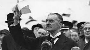 ElMarmaduke's tweet photo. @T13 Bueh! Tampoco sabe historia europea. Te suena Chamberlein agitando un papelito? Ahí te lo dejo https://t.co/XhM8wA2VnL