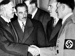 ElMarmaduke's tweet photo. @T13 Bueh! Tampoco sabe historia europea. Te suena Chamberlein agitando un papelito? Ahí te lo dejo https://t.co/XhM8wA2VnL