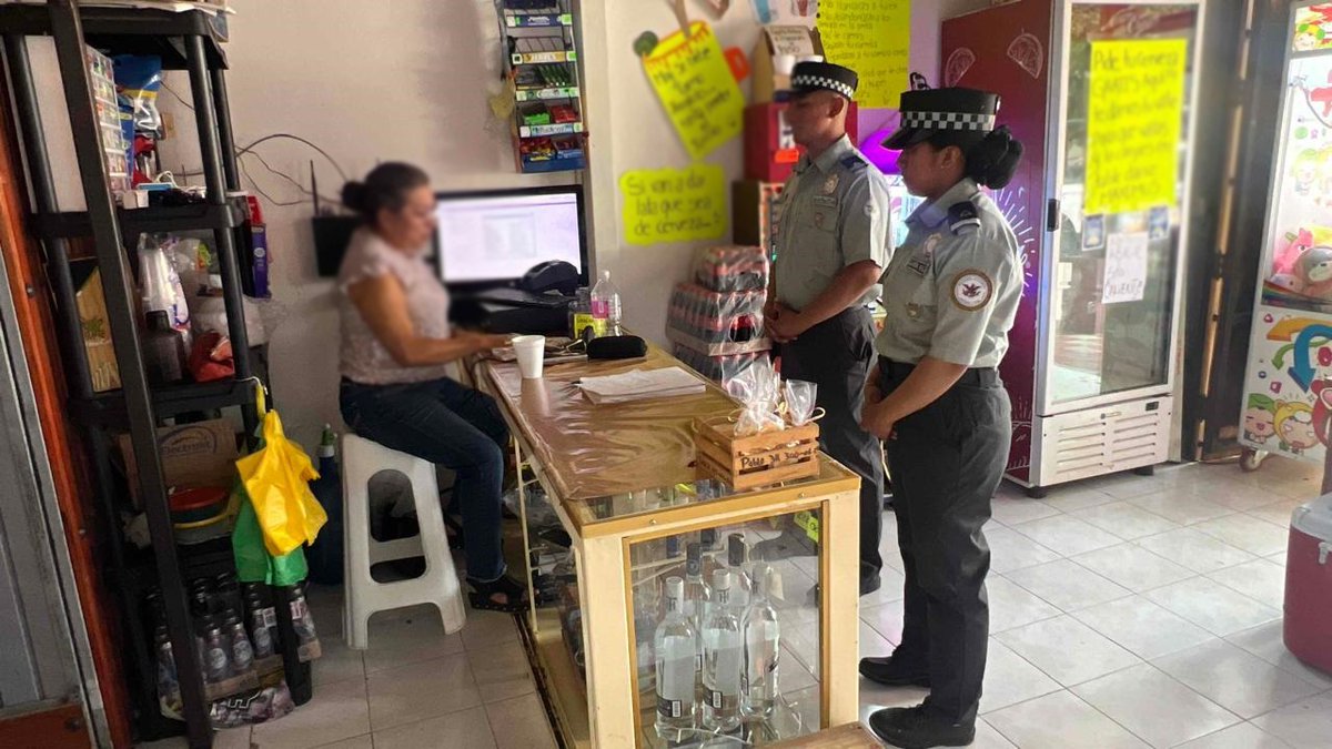 Integrantes de la #GuardiaNacional realizan recorridos preventivos y de proximidad social en locales comerciales y plazas públicas del estado de #Jalisco, con el objeto de conocer las necesidades de la población en materia de seguridad. #PorMéxicoSiempreEnGuardia