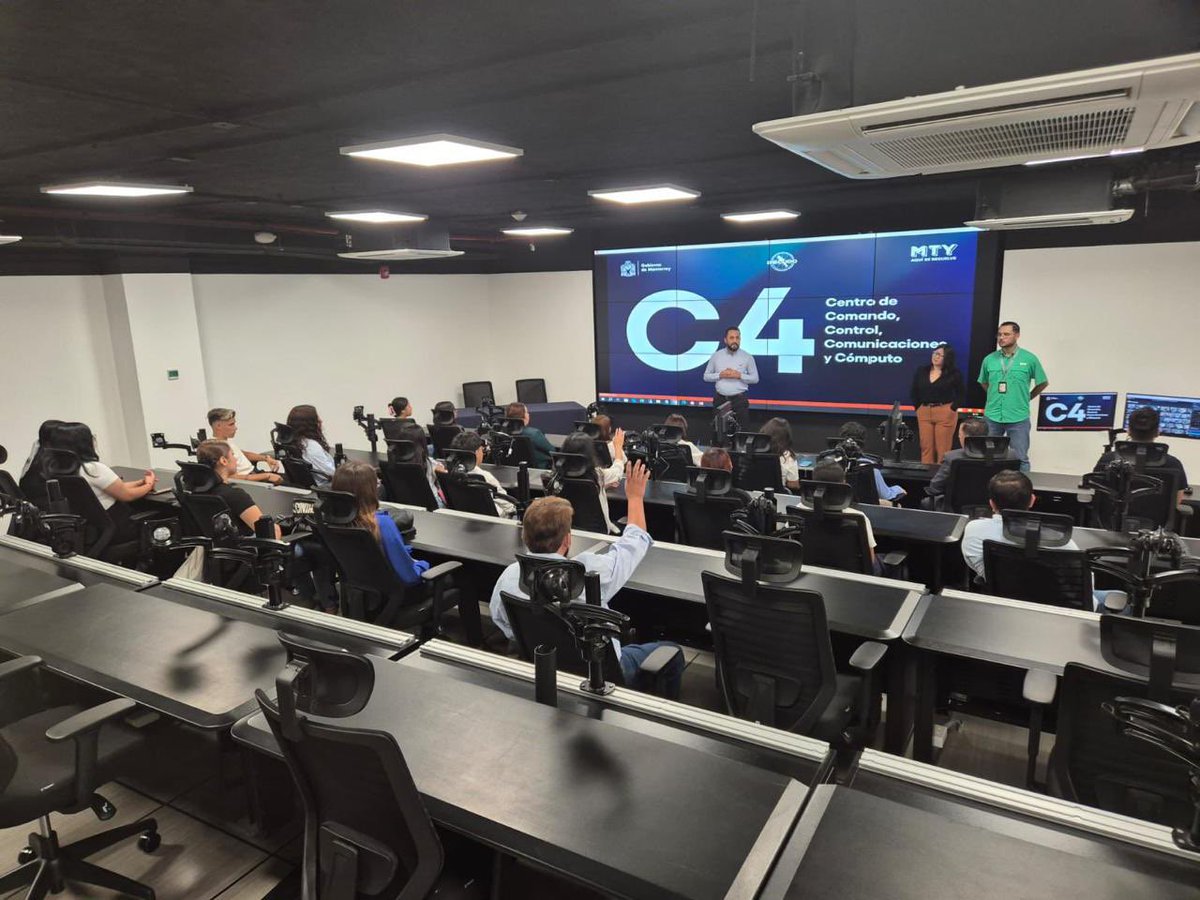 seguridadmtymx's tweet photo. Alumnos de la Facultad de FACDYC de la UANL recorrieron el C4 para conocer su operación y la labor de la Dirección de Prevención de la Violencia. Estas visitas refuerzan la estrategia ESCUDO.
#SeguridadMTY #AquíSeResuelve https://t.co/qvYKnp1DXY