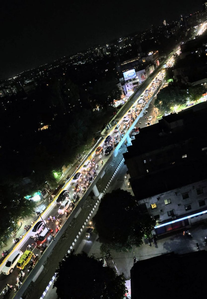 FITEMaharashtra's tweet image. #PuneInfra Sinhagad bridge inaugrated on 1st may is full of traffic.
One central minister , one state minister , one more MP & MLA so many leaders for bridge opening but main issue of traffic still remains.
What could be the reason pune ?
#ITcity #IThub #TrafficHub