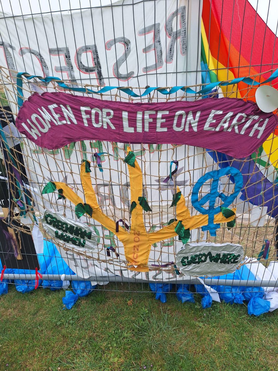 irg_es's tweet photo. ✊🌍 La Internacional de Resistentes a la Guerra participó en el Campamento por la Paz en Lakenheath y en acciones contra las armas nucleares estadounidenses en el Reino Unido. Aquí algunas fotos del bloqueo en la base 'RAF' Lakenheath. ¡EL FUTURO ES LA PAZ! ☮️ @LakenheathAfP https://t.co/I99S5Jn3c8