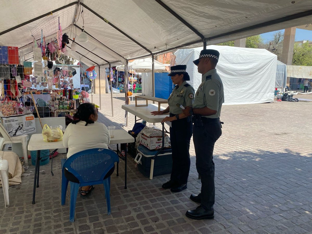 En el municipio de Iguala, #Guerrero, integrantes de la #GuardiaNacional realizan recorridos preventivos y de proximidad social con el objeto de conocer las necesidades de la población en materia de seguridad. Además de proporcionar el número de Atención Ciudadana 088.
