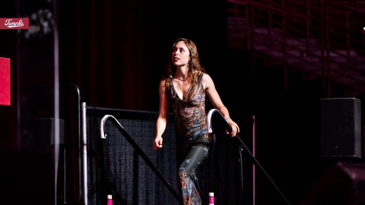 Had ourselves a night at the Stellas 🤩

#GoOwls #fencing