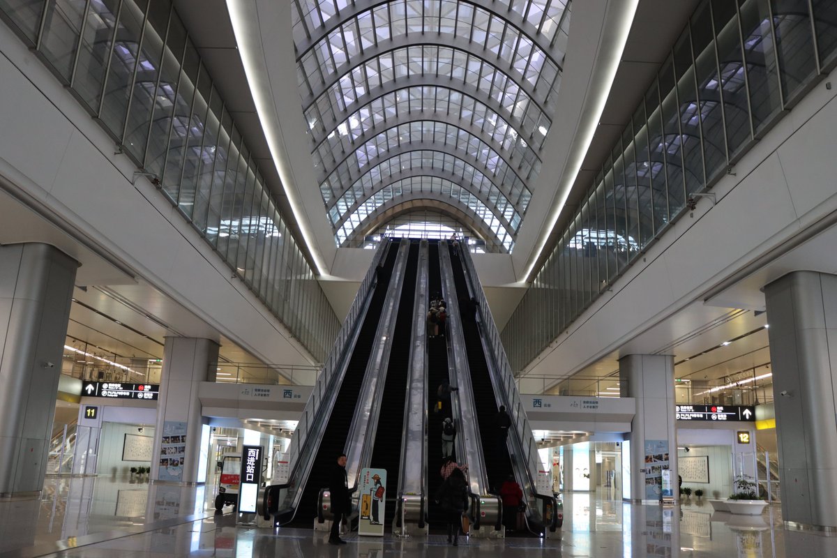 LauraNoMundo's tweet image. Estação de trem de Hangzhou, China #Train #hanghzou #ChinaTravel