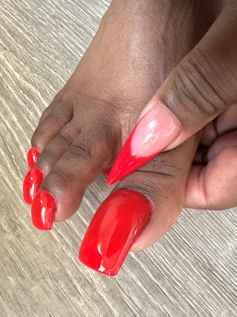 BareSoles4U2's tweet photo. #redpedicure #hotred ❤️👣 
#ebonysoles #feetfetısh #feetworshi̇p https://t.co/vP3Lh7zcCO