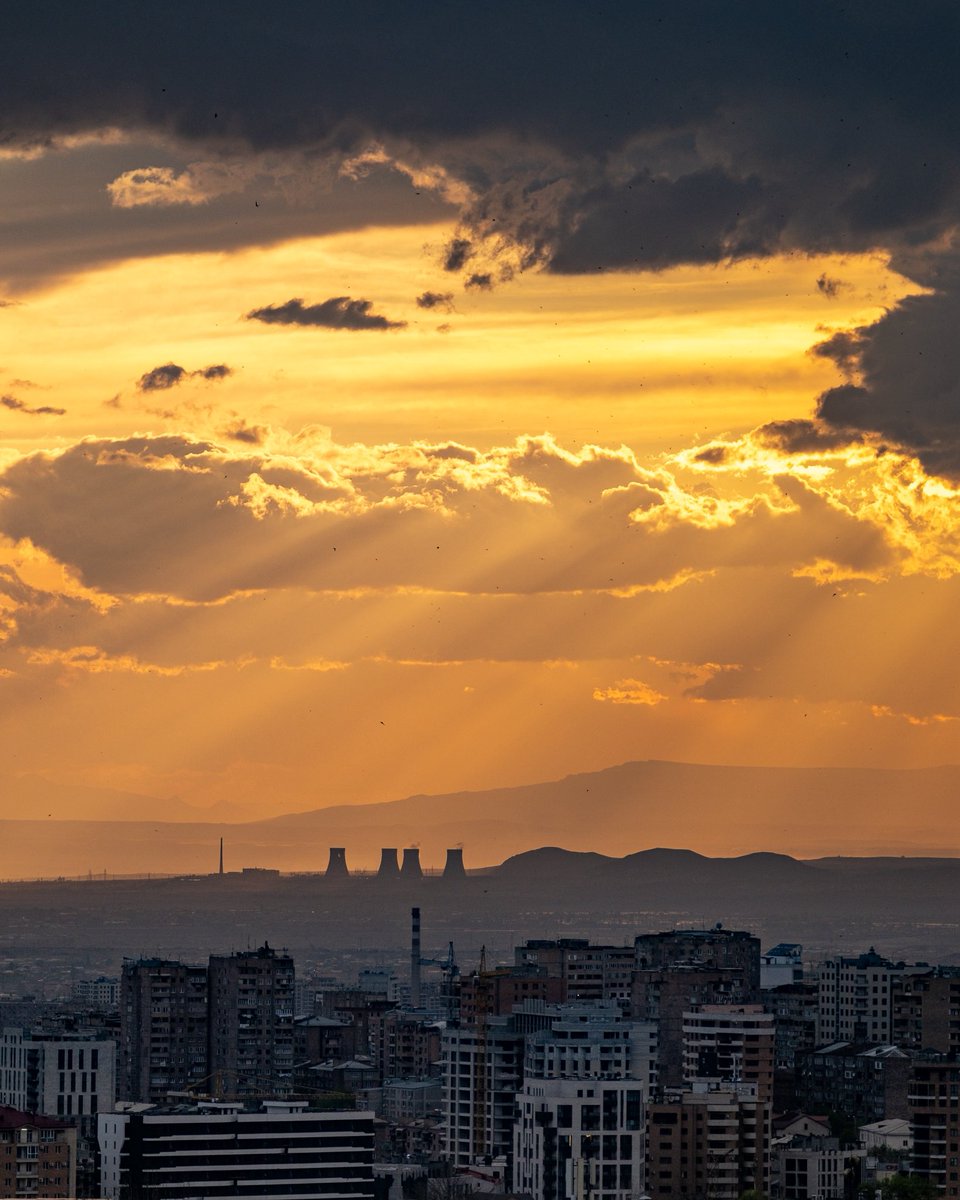 lyovons's tweet photo. Sun Light is playing before sunset https://t.co/Wtx9bf1HlA