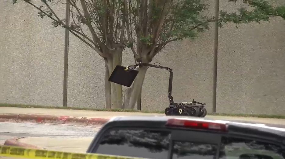 Mini CALIBER® retrieves a computer from a suspicious bag at Greenville outside the Law Enforcement Center.

⁠ 📷 CR: foxcarolina.com

LINK: foxcarolina.com/video/2025/05/…

 #caliber #eod #ied #bombdisposal⁠
#bombdisposalrobot #bombrobot #policerobot #Minicaliber