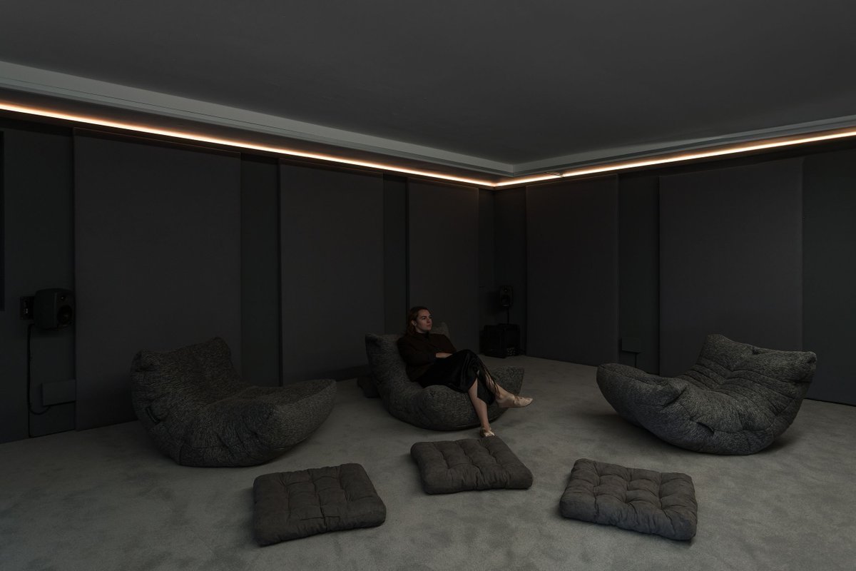 ICALondon's tweet image. “Loosening her jaw, opening her throat, working ‘from the gut up’ and breathing into her pelvis, Turato is taking language back into the body” – @ArtReview_

Visit pool7, Turato’s first UK solo presentation, at the ICA until 8 June. 

#NoraTurato #pool7 #ICA