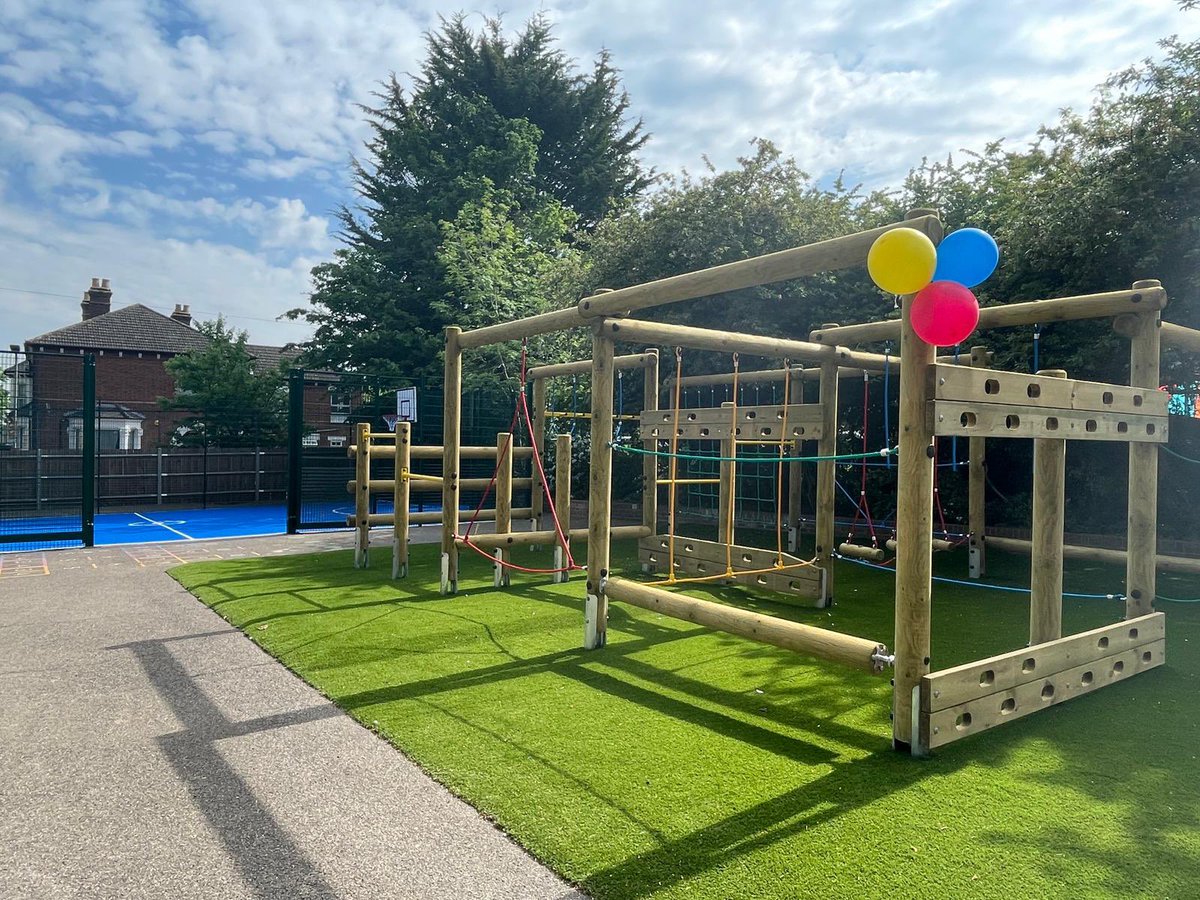 🛝⛹️‍♀️ Honoured to open the new playground including climbing frame and basketball court at St Anthony’s Catholic Primary in Penge today.

All made possible by the dedicated staff at the school and generous donors Eike and Marie. Great to meet so many staff, parents &amp; students!