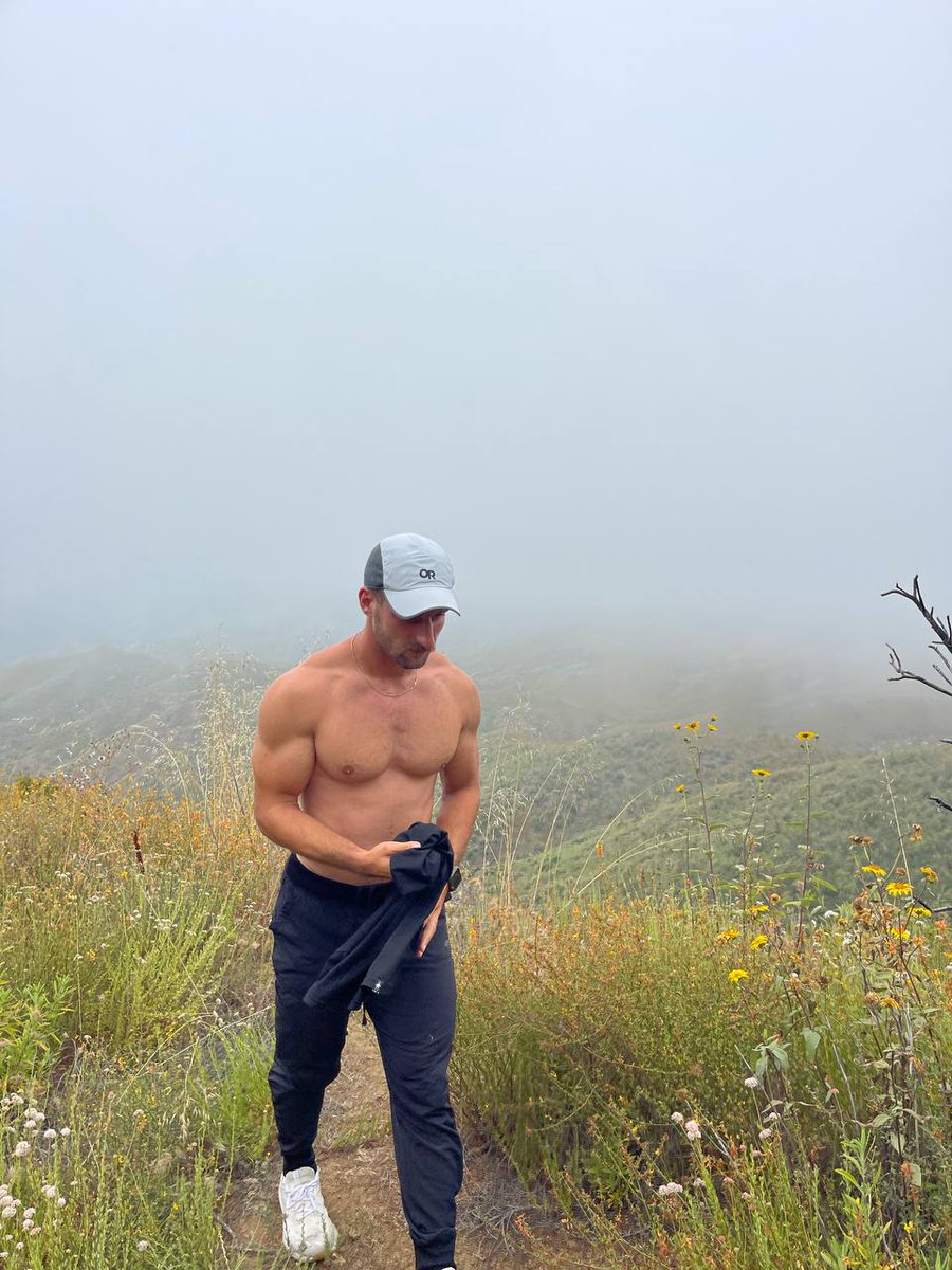 jakegainsx's tweet photo. Sweaty shirtless jog 💦 https://t.co/dCq5jGTkrh