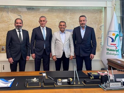 TFF Başkanı İbrahim Hacıosmanoğlu, Başkanvekili Mecnun Otyakmaz ve Antalyaspor Başkanı Sinan Boztepe, Manavgat Belediye Başkanı ve aynı zamanda Manavgat Belediyespor Kulübü Başkanı Niyazi Nefi Kara’yı ziyaret etti.

Bu ziyaret,  Eskişehirspor taraftarlarının tepkisini çekti.