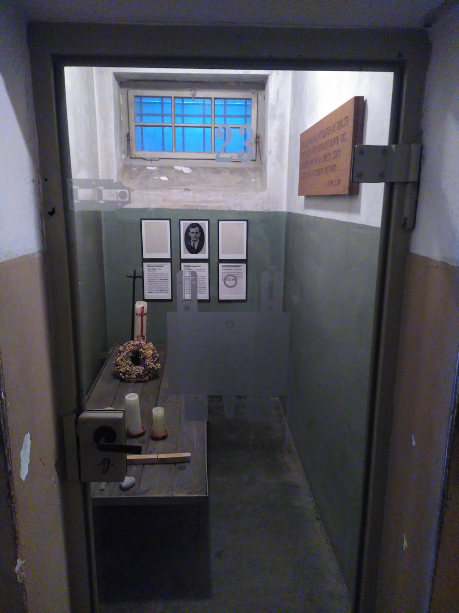 Paul Schneider, der Prediger von #Buchenwald.
Zu Hitlers Geburtstag im April 1938 weigerte er sich die Hakenkreuzfahne zu grüssen und behielt demonstrativ die Mütze auf.
Bis zu seinem Tod im Juli 1939 half er jüdischen Mitgefangenen und predigte durch das Gitterfenster.