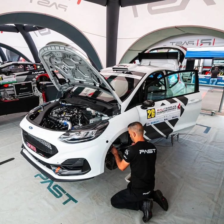 Este fin de semana se corre el Ralli Terras d'Aboboreira 2025 🇵🇹 y hay un BINOMIO ARGENTINO 🇦🇷

Va a estar corriendo Juanma Grigera y de copiloto Kirra Der Ohannesian a bordo del Ford Fiesta Rally3 Nro. 26 del Past Racing.