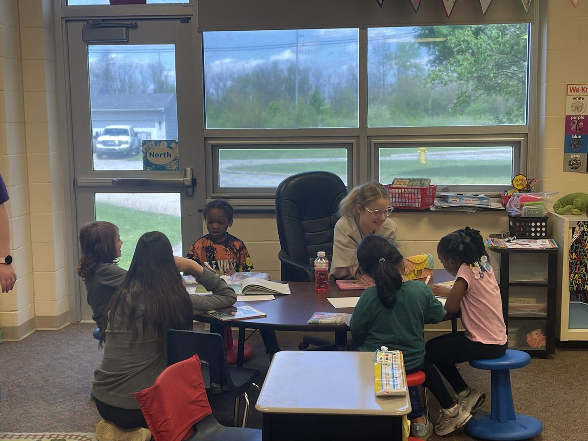 NorthView_MCS's tweet photo. MCHS students helping Mrs. Zachary’s class with writing. #civicsday #pathtopurple @MuncieSchools @Central_MCS https://t.co/gepspedGZf